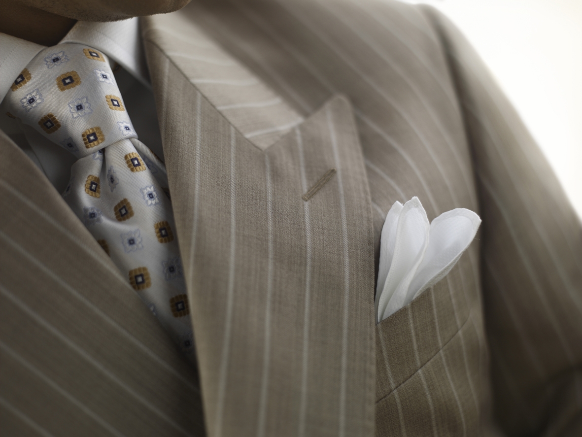 Hochzeitsanzug Gutschein Frankfurt von Herschelmann, aus feinem Tuch von Scabal. Hochzeitsanzüge Frankfurt in bester Paßform. Hochzeitsanzug Frankfurt nach Maß aus feinsten Stoffen. Premium Maßanzug Wiesbaden und Maßanzüge im Home Service. Maßhemd Frankfurt Hochzeitsanzug Frankfurt maßgeschneidert, Maßanzug Gutschein und Maßhemd. Hochzeitsanzug Köln-Frankfurt-Darmstadt-Mainz-Wiesbaden-Mannheim-Stuttgart-München-Wien-Innsbruck-Basel Zürich. Maßhemd Gutschein Frankfurt