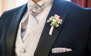 Eleganter Hochzeitsanzug mit Hochzeitsweste und Plastron. Feines Einstecktuch mit Boutonniere für den Bräutigam..