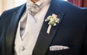 Eleganter Hochzeitsanzug mit Hochzeitsweste und Plastron. Feines Einstecktuch mit Boutonniere für den Bräutigam..